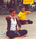 德国法轮功学员为庆祝世界法轮大法日在街头集体炼功洪法  德国 2001-5