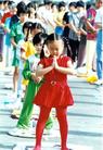 1998年10月，三千法轮功学员在深圳体育广场集体炼功，图为小弟子炼功场景