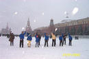 Published on 1/30/2002 Russian Practitioners Protest in Front of Chinese Embassy to Stop the Killing of Falun Dafa Practitioners in China
On January 27 from 9:30 a.m. to 12:30 p.m., Moscow practitioners and practitioners from Petersburg and other places gathered in front of the Chinese Embassy to protest the Jiang regime’s escalated persecution against Falun Gong and the desperate killing of Dafa practitioners. Practitioners held big banners reading, "It is not allowed to spread rumors in Russia," "Stop the persecution of Falun Gong in China" etc. Practitioners also displayed wreathed photos of practitioners who were tortured to death, and solemnly and firmly sent forth righteous thoughts in front of the embassy to suffocate the evil force.
