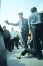 Published on 5/16/2001 图片：天安门广场的法轮功横幅与警察暴力(5/13/2001)


