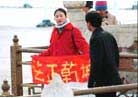 Published on 1/25/2001 一名女子二十五日拿着「法正乾坤」的法轮功标语，在北京天安门抗议，遭到警方拘捕.