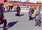 Published on 1/4/2001 摄于2000年12月23日下午1时左右-天安门广场打横幅的大法弟子