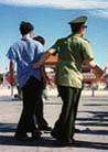 Published on 7/26/2000 7月22日天安门广场上，一中国警察拘捕一名法轮功学员并搜去他的横幅.