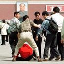 Published on 5/12/2000 法轮功学员在天安门和平请愿遭便衣和警察拘捕
