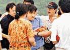 Published on 6/29/2000 明报：法轮功学员天安门抗议