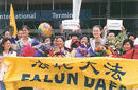 Published on 11/23/2001 澳西人法轮功学员在京遭拘捕施暴