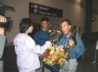 Published on 11/23/2001 走上天安门正法的两名西人学员安然返抵洛杉矶，当地同修鲜花迎接