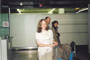 Published on 11/23/2001 莉莲到达伦敦希斯路机场，召开记者招待会，接受英国、美国传媒采访
