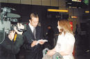 Published on 11/23/2001 莉莲到达伦敦希斯路机场，召开记者招待会，接受英国、美国传媒采访
