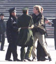 Published on 2/12/2002 2002年2月11日中国新年除夕，当纽约法轮功学员李伟.布莱迪和加拿大法轮功学员杰森.劳福特斯（不在图片内）在北京天安门广场发起抗议时，中国警察拘捕了他们。目击者说两名法轮功学员展开一面黄色的横幅并用中文高声呼喊“法轮功好”等口号。(路透社/Str)