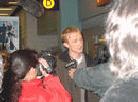 Published on 2/14/2002 加拿大西人法轮功学员杰森在多伦多机场接受采访证实被北京警察殴打(图)
