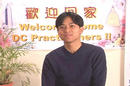 Published on 2/20/2002 瓦唐纳(Wattana)在摄影棚接受采访，详细讲述和平请愿的过程和中国警察的粗暴行径
