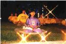 布里斯班法轮功学员与全球法轮功学员同步进行烛光守夜，声援日内瓦国际人权谴责中国人权现状动议案  澳大利亚 2001-4-17