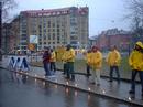 瑞典法轮功学员在高森堡雨中烛光守夜悼念被迫害致死的同修，纪念“4.25”万人上访两周年  瑞典 2001-4-25
