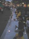 麻省剑桥法轮功学员在哈佛广场烛光守夜，悼念在中国大陆被迫害致死的同修  美国 2001-4-25