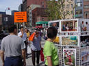 纽约法轮功学员在孔子像广场, 举行大型图片展览和讲述法轮功真相 2001-08-18