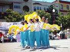 旧金山法轮功学员学员国庆日在中国城举行义演活动, 展现法轮大法的美好 2002-07-11