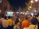 纽约法轮功学员在唐人街街头放映大屏幕投影真相片, 介绍法轮功真相 2002-08-14
