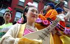 法轮功学员在纽约中国城举行盛大的游行活动, 展示法轮功的和平宁静，呼吁中国停止迫害法轮功 2004-04-10