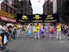 纽约中国城国庆日游行　法轮功应邀参加   多姿多彩的法轮功队伍深受观众欢迎