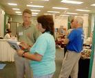 法轮功学员在缅因州波特兰市健康博览会上介绍法轮大法   美国 2003-8 
