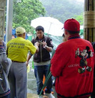 台湾学员在宜兰“绿色博览会”上介绍法轮大法“真、善、忍”的祥和美好。风雨无阻 2006-5-14