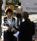 澳法轮功学员国家俱乐部前揭露中共罪行  图为澳洲ABC电视台采访抗议的法轮功学员2006-4-12