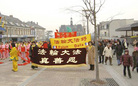 Published on 1/30/2006 法国法轮功学员应邀参加华人团体新年游行（图）