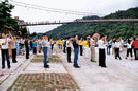 台北法轮功学员和亲友聚会叙得法后的身心升华，图为学员演示功法  台湾 2002-5-12