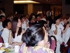 大华府侨界与前来美国参加 和平呼吁活动的台湾法轮功学员相聚，图为观众在观看演出  美国  2003-7-21