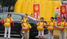 台湾屏东法轮功学员应邀参加社区的中秋庆祝活动  图为参与演出的小弟子击鼓模样讨喜可爱 2006-9-30