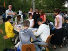 瑞典学员应邀参加首都的社区活动洪法讲真相  图为很多人边学叠莲花边听真相2006-8-26