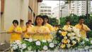 香港法轮功学员在新华社旧址集体炼功和平请愿  香港 2001-5