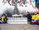 Published on 12/19/2006 保加利亚学员在人权日征签谴责中共迫害（图）