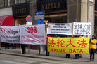 Published on 2/4/2006 中共外长访奥　法轮功学员和平抗议（图）
