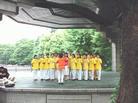 日本法轮功学员应邀参加“世界和平慈善祷念音乐会”，图为学员的合唱表演  日本 2002-6-22
