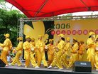 Published on 8/15/2006 台湾高雄县龙眼蜂蜜文化节上的法轮功（图）
