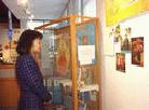 法轮大法图片展在渥太华尼品博物馆吸引众多华人