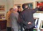 英国唐沃斯市市长、议长参观在市政厅举行的“正法之路图片展”