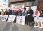 法轮功学员在芝加哥中领馆前举行新闻发布会,强烈谴责江泽民一伙残害法轮功学员的暴行 2002-01-11