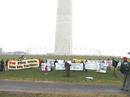 华盛顿DC法轮功学员在独立碑前举行新闻发布会和烛光守夜, 紧急援救长春的同修 2002-03-26
