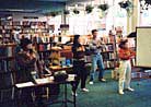华盛顿DC法轮功学员在公众图书馆教功 1999-12-17