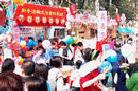 Published on 2/13/2002 On 2/13/02, the Annual Spring Festival attracts over 400,000 visitors. This is the second year that Hong Kong practitioners visited the fair to clarify the truth. We set up Hongfa booths in Victoria Park and Tsuen Wan Shajudao Park to bring "Truthfulness, Compassion and Tolerance" to the citizens of Hong Kong & tourists.