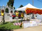 Published on 6/21/2004 On 6/19/04, northern California Falun Gong practitioners are invited to hold an annual Japanese culture festival rural fair in Santa Cruz. Many Western practitioners participated in this Hongfa activities. They introduced the Falun Dafa, and demonstrated the exercises of Falun Gong.