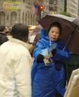 风雨阻挡不了法轮功学员在曼哈顿街头发资料讲真相