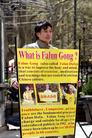 4．25六周年各国学员汇集纽约吁制止迫害  图为在曼哈顿多处繁华街道上展示真相图板
