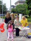 拉脱维亚法轮功学员节日期间在列拜亚市市中心展示法轮功讲真相