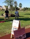 法轮功学员在意大利撒丁岛的公园炼功和摆放真相展板