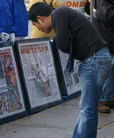加拿大多伦多法轮功学员街头讲真相  图为路人在观看真相展板2006-10-14