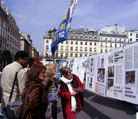 Published on 4/28/2006 4.25七周年　巴黎学员吁制止迫害　声援千万退党（图）